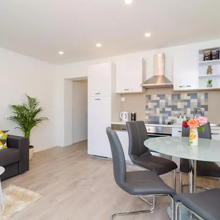 Aldo - Premium One Bedroom With Balcony And Partial Sea ...
