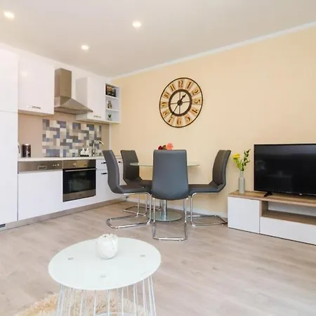 Aldo - Premium One Bedroom With Balcony And Partial Sea ...